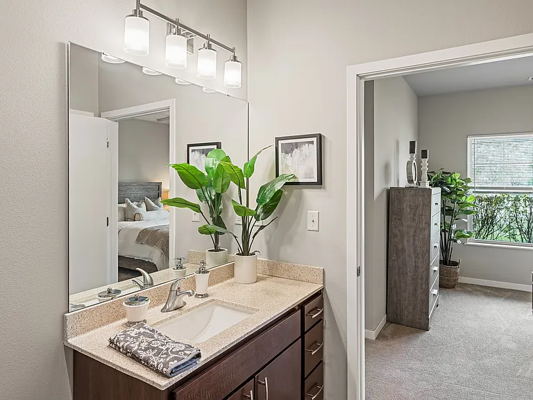 High Bluff Townhomes Bathroom