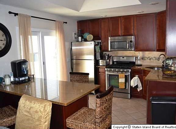 3rd image of 488 Huguenot Ave