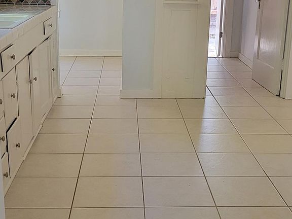 4th image of 834 Tuxedo South Ave