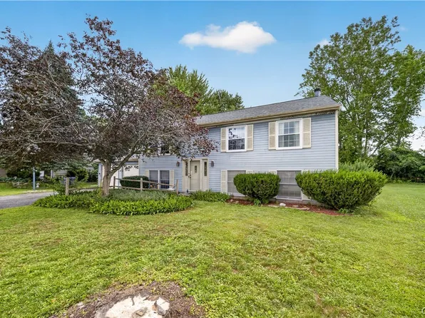 8165 Capricorn Dr, Liverpool, NY 13090