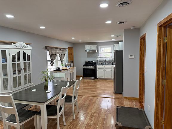 3rd image of 208 W Nippersink Rd