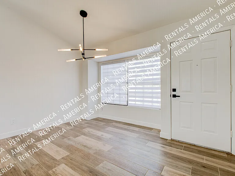 819 W Ross Ave — Photo 5