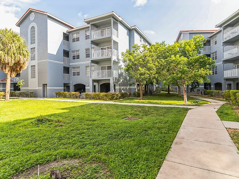 Cobblestone on The Lake Apartments — Photo 31