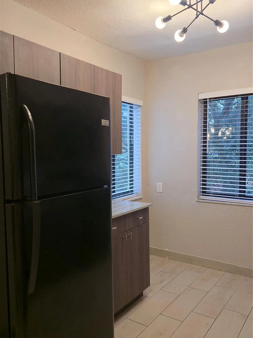 2 bed, 1.0 bath, 875 sqft, $1,900 — Photo 3