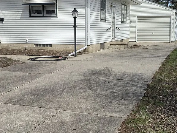 108 Thomas Ave, Waterloo, IA 50703