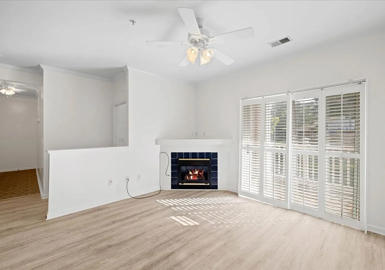 Spacious Condo in Knollwood Pool, Gym and Clubhouse Access! — Photo 2