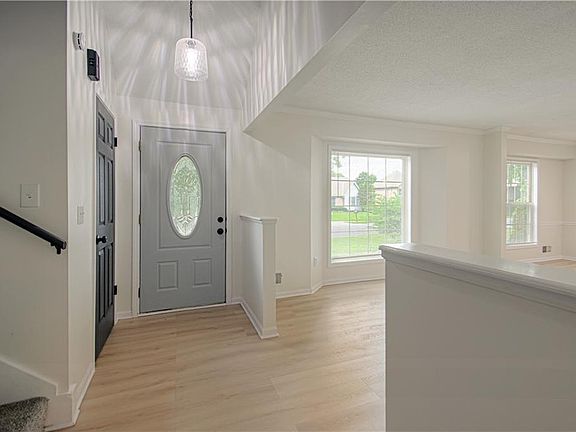 3rd image of 10407 Long St