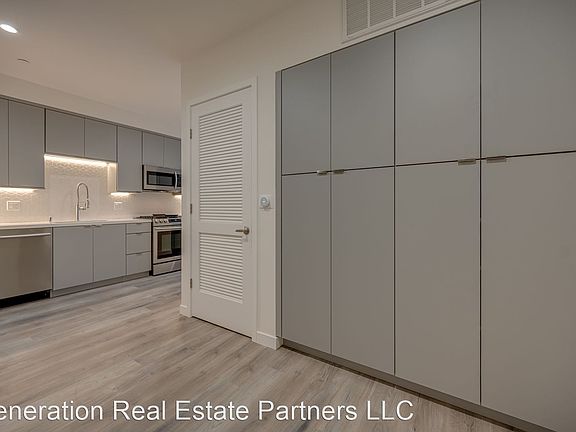 3rd image of 5122 W Maplewood Ave #504
