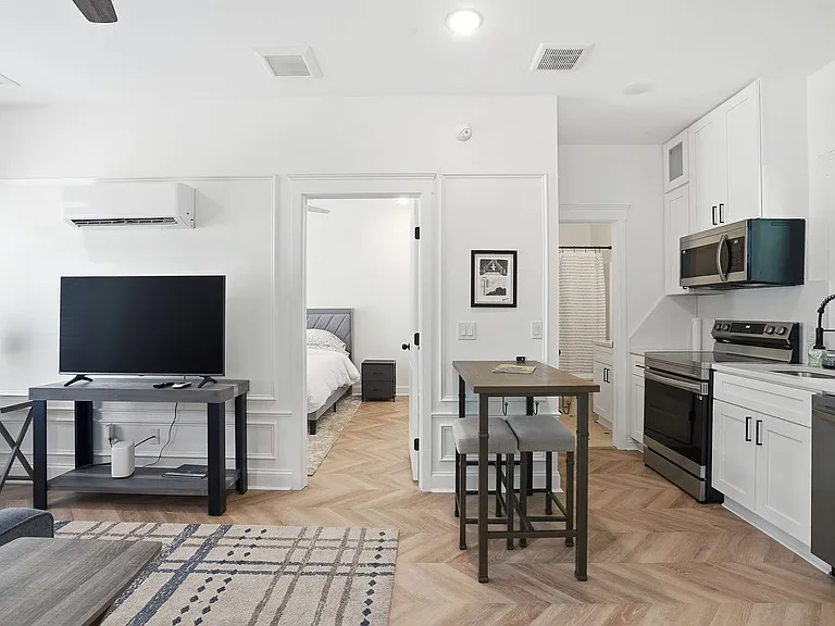 912 E Henry St — Photo 18
