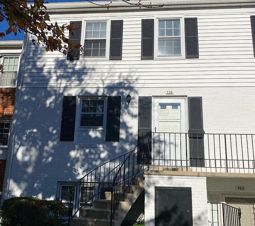 1st image of 98 Leeds Ct W