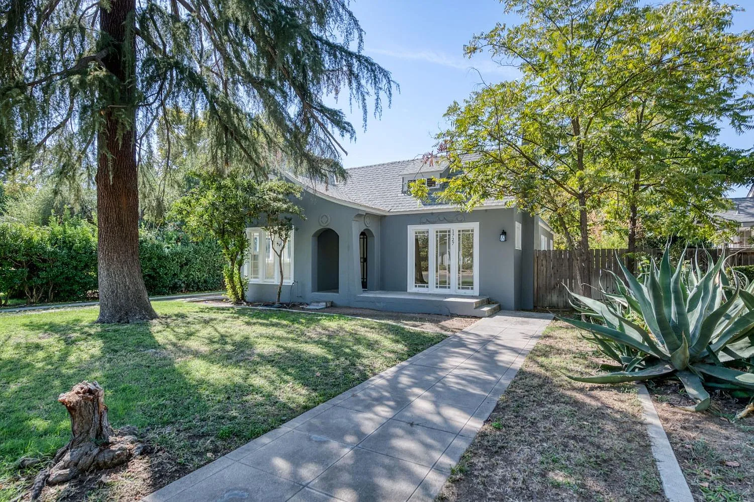 1727 N Adoline Ave photo 1