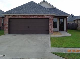 102 Meadowhollow Dr, Youngsville, LA 70592