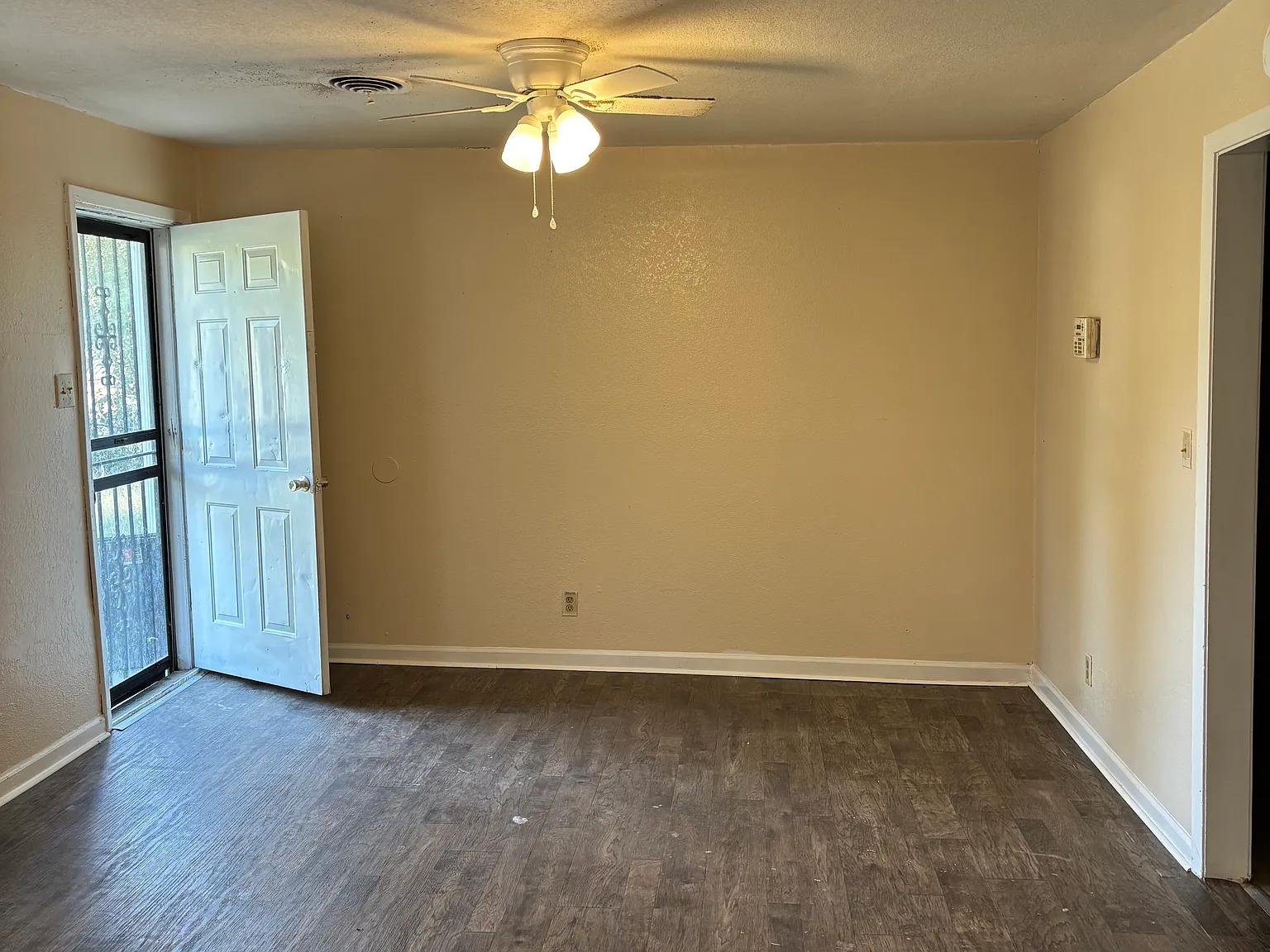 3 bed, 1300 sqft, $1,100 — Photo 3