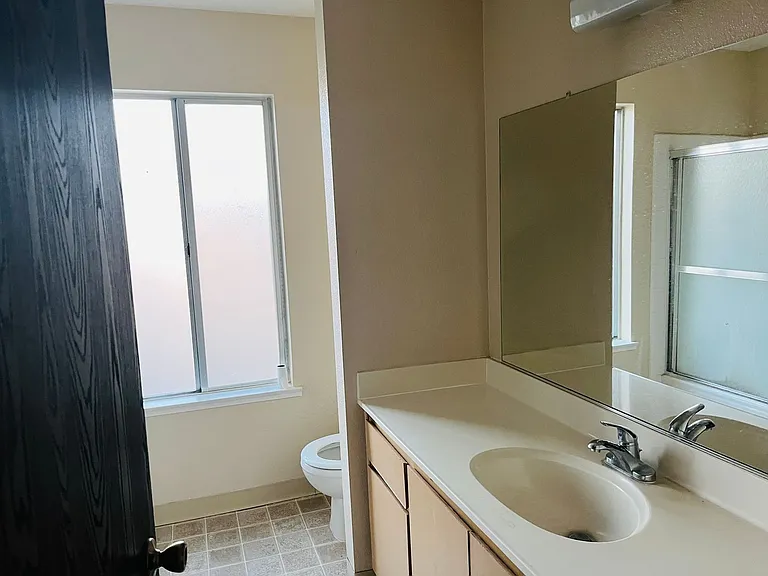 Nice and Cozy Upstairs Triplex Unit — Photo 7