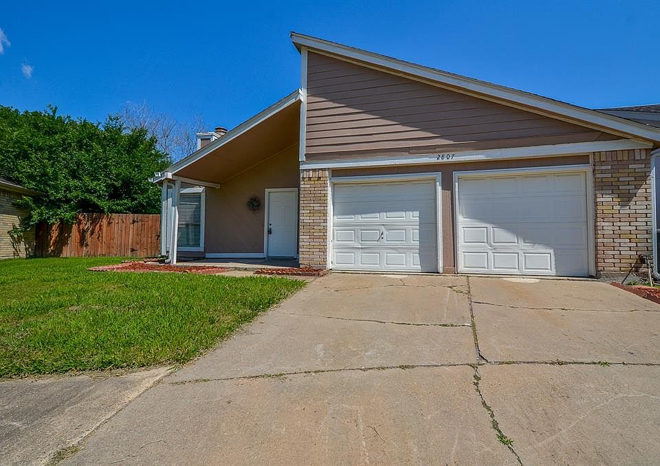 1st image of 2807 Crest Park Dr