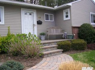 55 Diamond Dr, Plainview, NY 11803