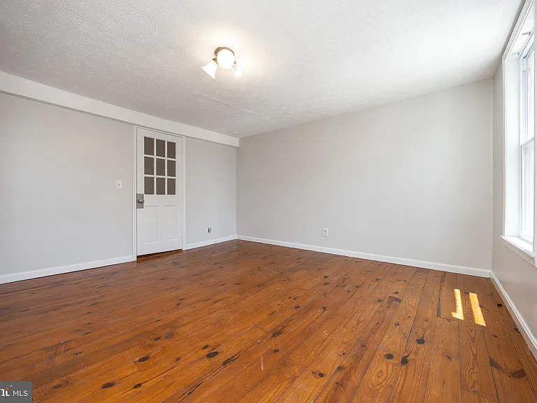 206 E Cross St — Photo 15