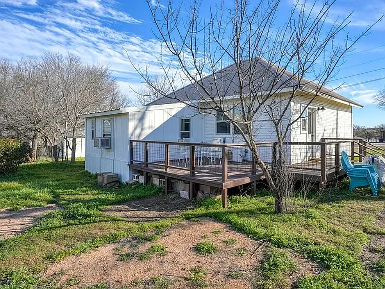 305 W Tarrant St — Photo 11