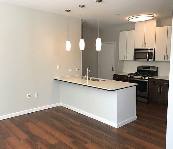 1st image of 1000 Lake St APT E