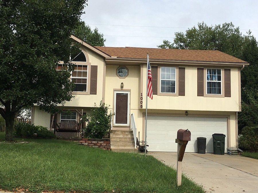 1st image of 1005 SE Steeple Dr