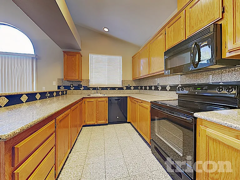 221 Seabury St — Photo 6