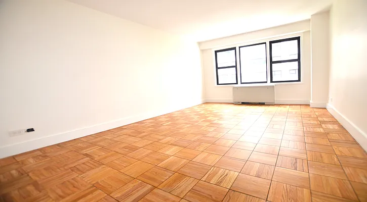 Rented by Manhattan Realty Group | media 21