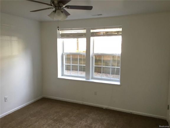 4th image of 27997 Hopkins Dr #1