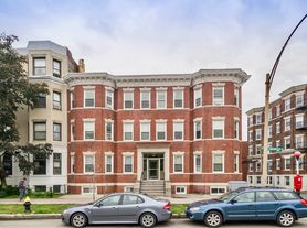 1322 Commonwealth Ave