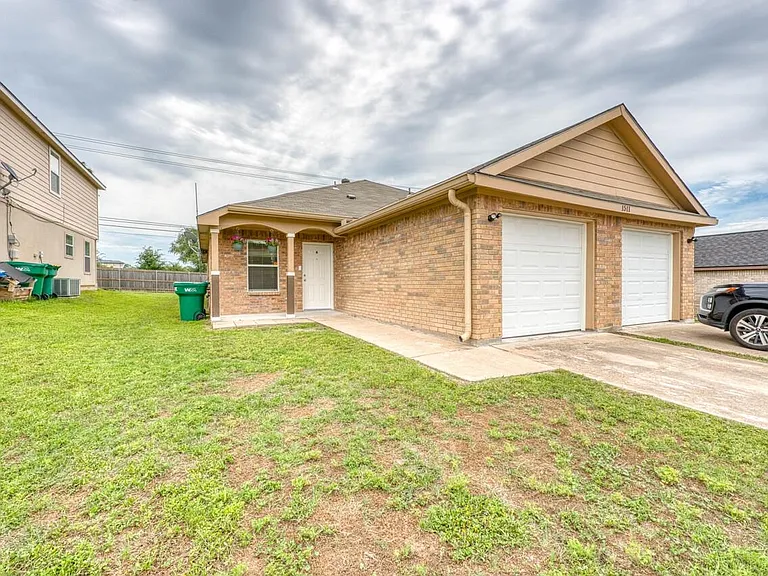 1511 N Claremont Cir — Photo 1