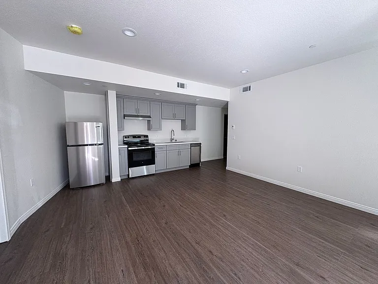 162 E Line St — Photo 3