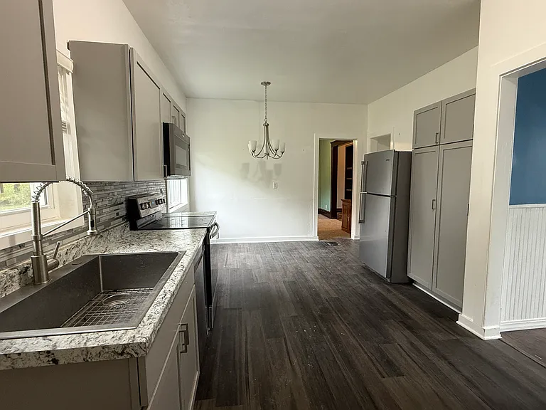 1041 Carrington St — Photo 8