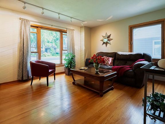 4th image of 4762 Heights Dr NE