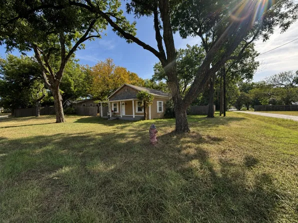 107 College St, Joshua, TX 76058