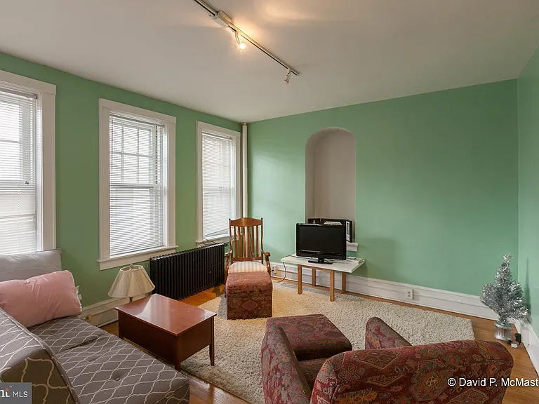 216 W King St — Photo 2