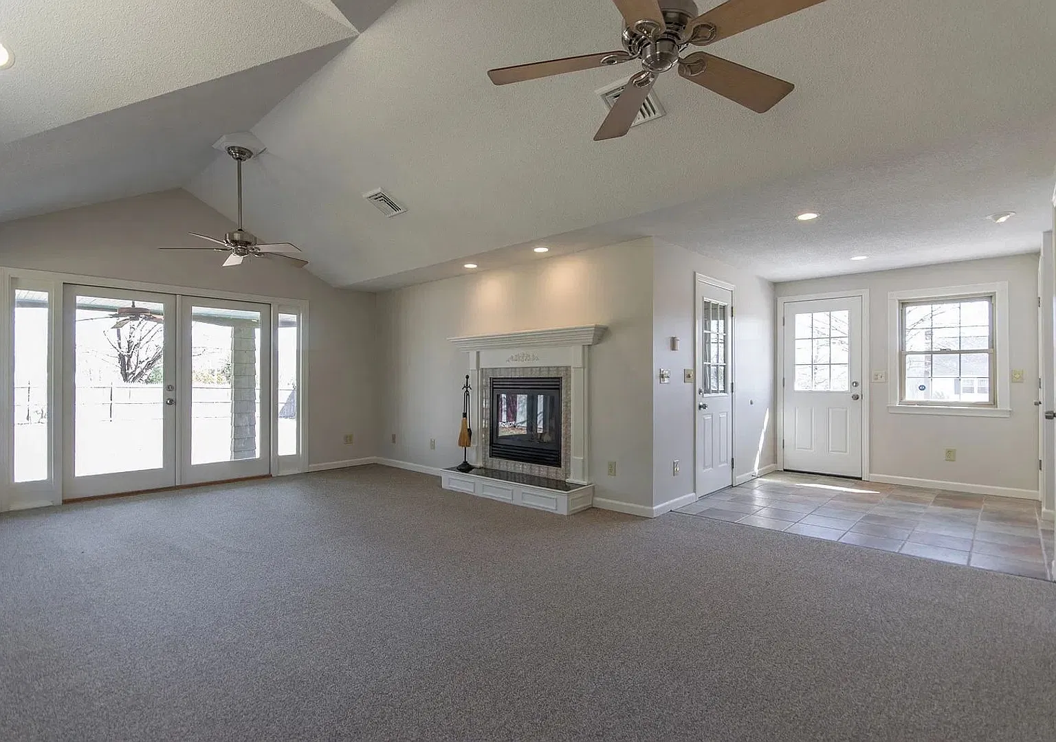 Charming 3BR House in East Longmeadow — Photo 2