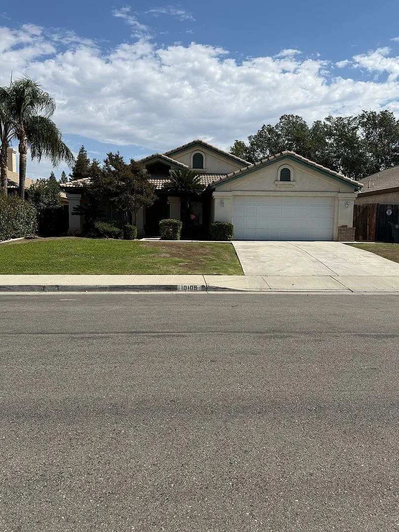 Beautiful Home in Fairway Oaks - Calloway Dr & Marby Grange Area - Northwest Bakersfield — Photo 1