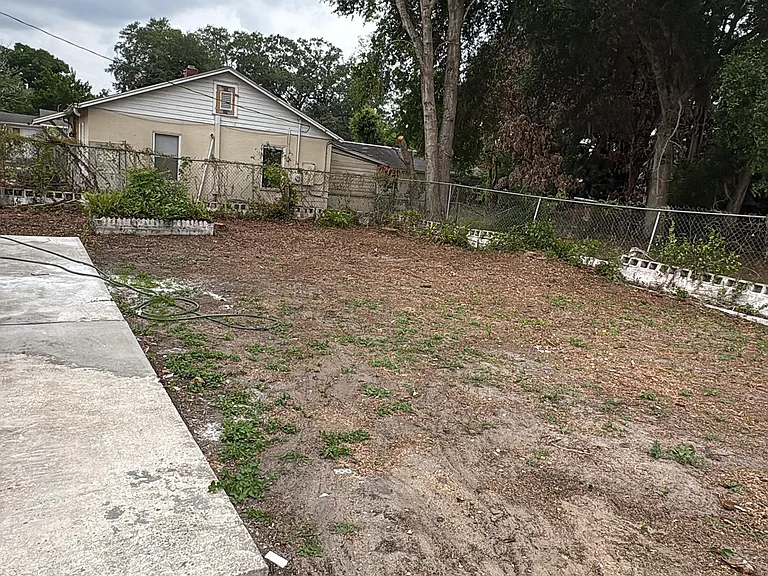 425 Avenue L NE — Photo 9