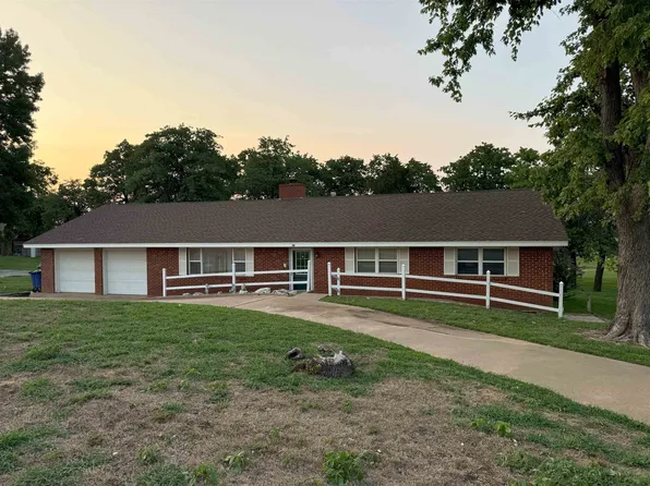 123 Oakwood Dr, Hennessey, OK 73742