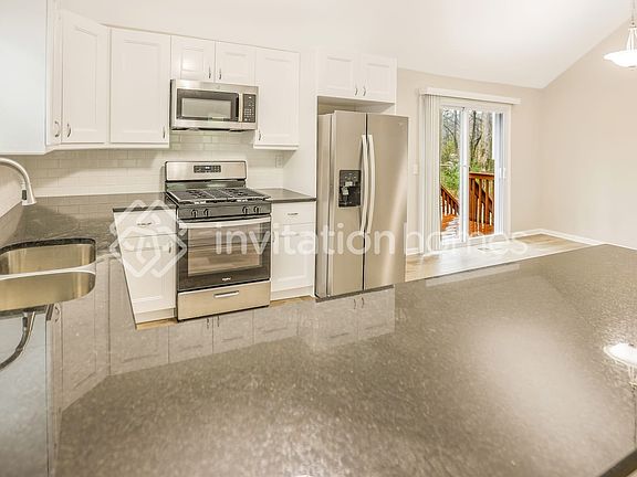 3rd image of 3920 Erica Cir