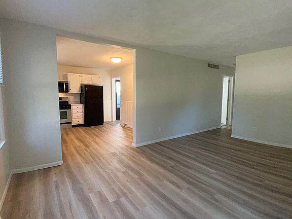 4th image of 1607 Moore St