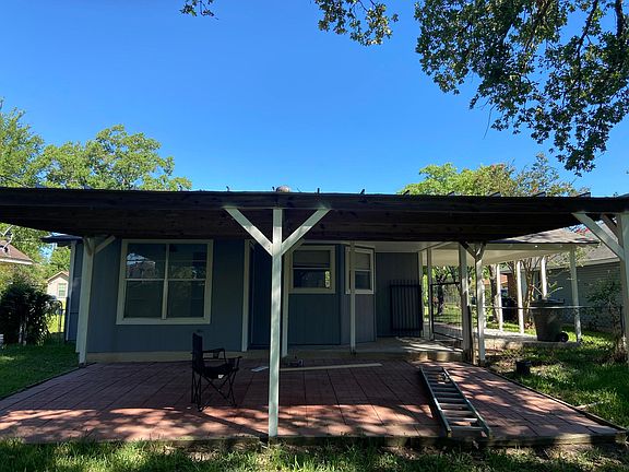 4th image of 2404 Driftwood Dr
