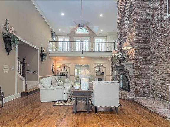 3rd image of 3315 Clubhill Dr