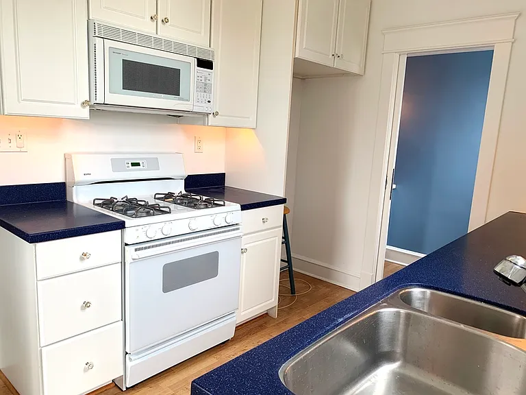 2413 W 16th St — Photo 9