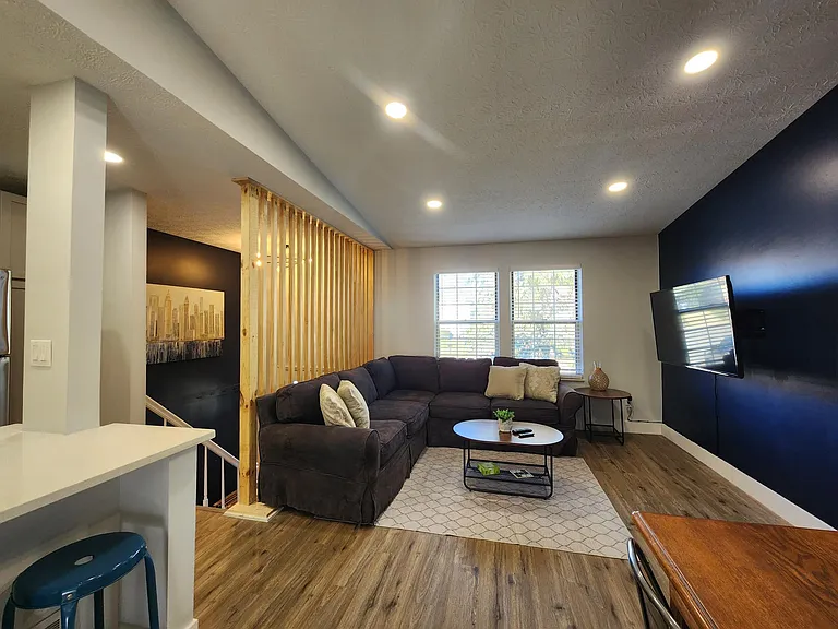 8640 Wilmette Ct — Photo 2