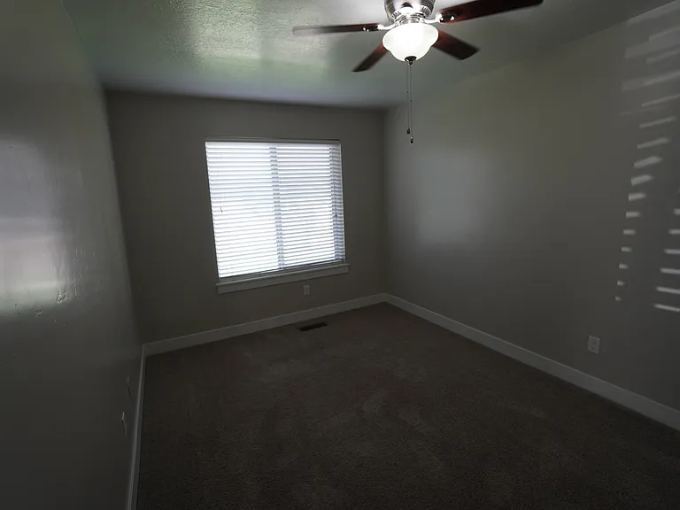 3 bed, 1.0 bath, 1092 sqft, $1,550 — Photo 13