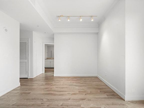 5th image of 3333 Allen Pkwy Unit 806