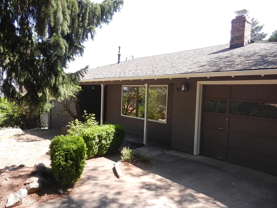 1122 Hillview Dr