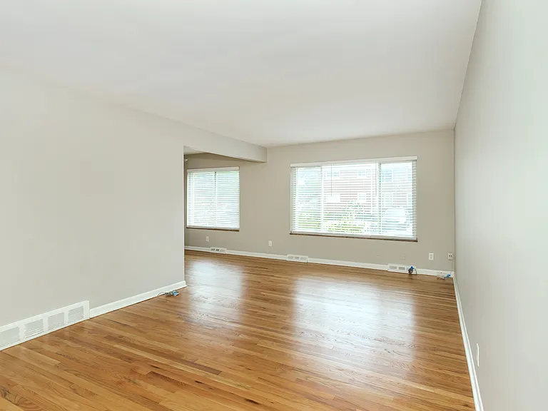 347 N Eton St #18 — Photo 4