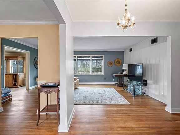 3rd image of 1044 Kings Park Rd