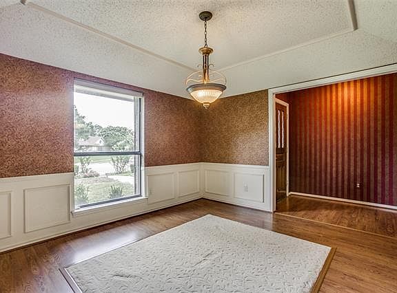 3rd image of 2501 Meadowridge Dr